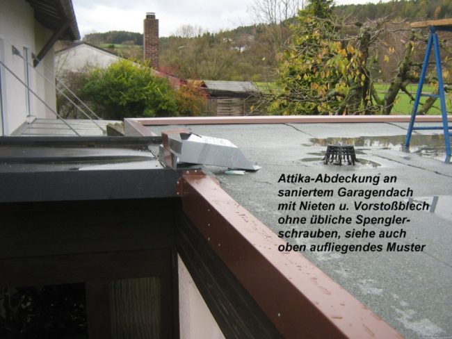 Attika-Abdeckung an saniertem Garagendach mit Nieten u. Vorstoßblech ohne übliche Spenglerschrauben. Siehe auch oben aufliegendes Muster