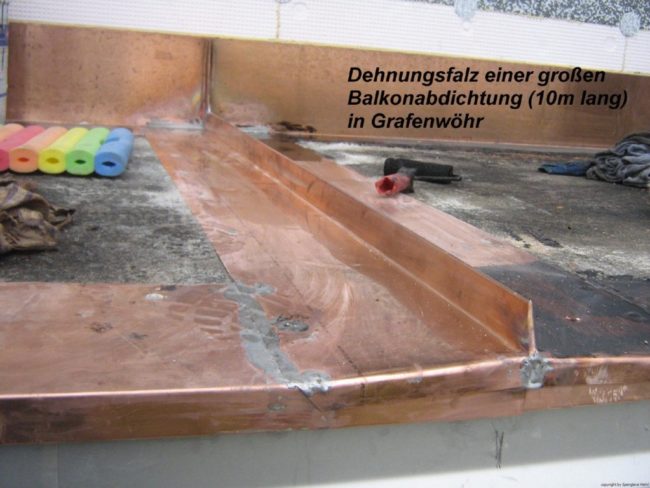 Dehnungsfalz einer großen Balkonabdichtung (10m lang) in Grafenwöhr