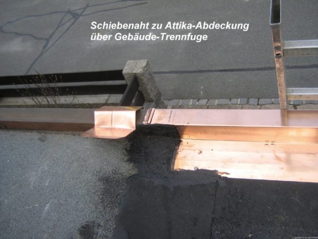 Schiebenaht zu Attika-Abdeckung über Gebäude Trennfuge