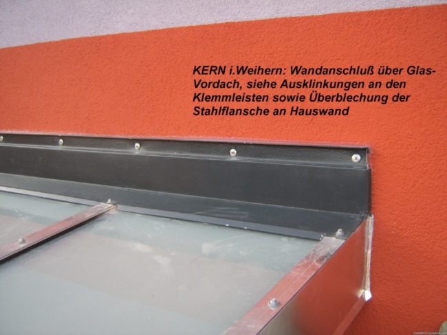 Wandanschluß über Glas-Vordach, siehe Ausklinkungen an den Klemmleisten sowie Überblechung der Stahlflansche an Hauswand